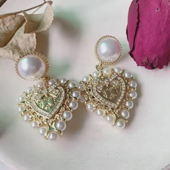 Baroque Pearl Heart Gold Earrings - Picture 4 of 7